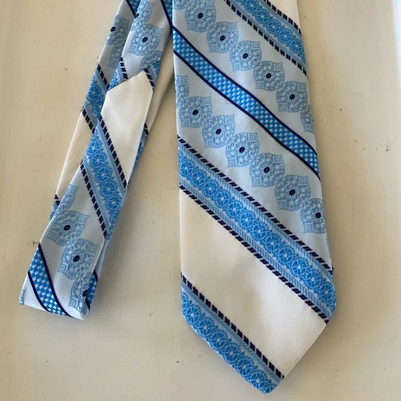 Vintage Sir Winston Blue and White Old School Necktie - Picture 1 of 7